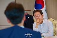 이재명 대통령이 28일 용산 대통령실에서 김민석 국무총리와 오찬을 하며 주례 보고를 받고 있다.