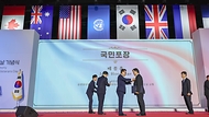 김민석 국무총리가 27일 오전 경기도 고양시 킨텍스에서 열린 유엔군 참전의 날 기념식에 참석하여 유엔군 참전용사에게 정부 포상을 수여하고 있다.