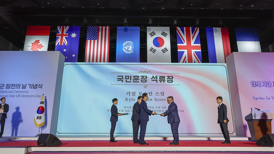 김민석 국무총리가 27일 오전 경기도 고양시 킨텍스에서 열린 유엔군 참전의 날 기념식에 참석하여 유엔군 참전용사에게 정부 포상을 수여하고 있다.