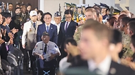 김민석 국무총리가 27일 오전 경기도 고양시 킨텍스에서 유엔군 참전의 날 기념식에 참석하여 유엔참전용사 및 주요 내빈과 함께 입장하고 있다.
