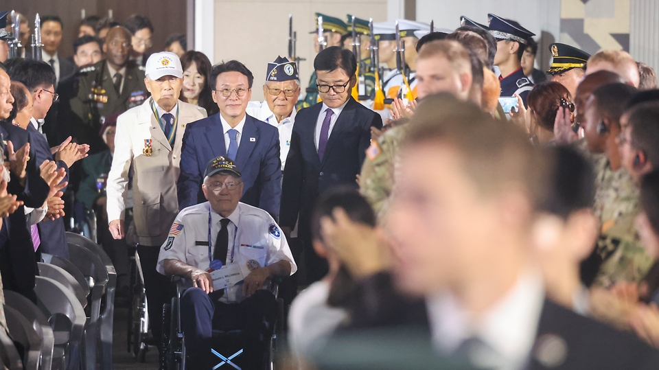 김민석 국무총리가 27일 오전 경기도 고양시 킨텍스에서 유엔군 참전의 날 기념식에 참석하여 유엔참전용사 및 주요 내빈과 함께 입장하고 있다.