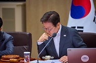 이재명 대통령이 29일 서울 용산 대통령실 청사에서 열린 국무회의에서 참석자들과 중대재해 반복 발생 근절 대책 관련 토론 중 자료를 살펴보고 있다.