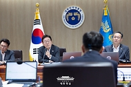 이재명 대통령이 29일 서울 용산 대통령실 청사에서 열린 국무회의에서 참석자들과 중대재해 반복 발생 근절 대책 관련 토론을 하고 있다.