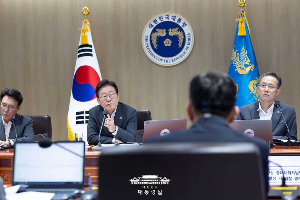 이재명 대통령이 29일 서울 용산 대통령실 청사에서 열린 국무회의에서 참석자들과 중대재해 반복 발생 근절 대책 관련 토론을 하고 있다.