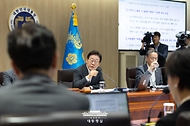 이재명 대통령이 29일 서울 용산 대통령실 청사에서 열린 국무회의에서 참석자들과 중대재해 반복 발생 근절 대책 관련 토론을 하고 있다.