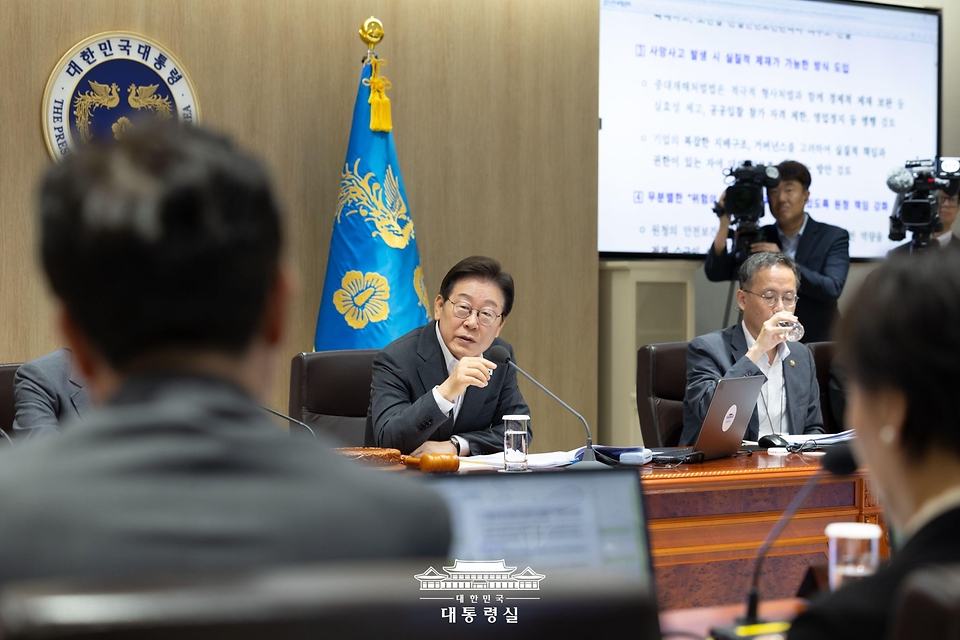 이재명 대통령이 29일 서울 용산 대통령실 청사에서 열린 국무회의에서 참석자들과 중대재해 반복 발생 근절 대책 관련 토론을 하고 있다.