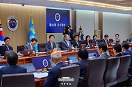 이재명 대통령이 29일 서울 용산 대통령실 청사에서 열린 국무회의에서 참석자들과 중대재해 반복 발생 근절 대책 관련 토론을 하고 있다.