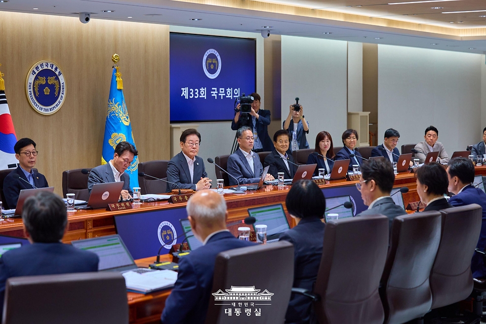 이재명 대통령이 29일 서울 용산 대통령실 청사에서 열린 국무회의에서 참석자들과 중대재해 반복 발생 근절 대책 관련 토론을 하고 있다.