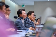 이재명 대통령이 29일 서울 용산 대통령실 청사에서 열린 국무회의에서 참석자들과 중대재해 반복 발생 근절 대책 관련 토론을 하고 있다.