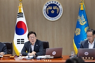 이재명 대통령이 29일 서울 용산 대통령실 청사에서 열린 국무회의에서 참석자들과 중대재해 반복 발생 근절 대책 관련 토론을 하고 있다.