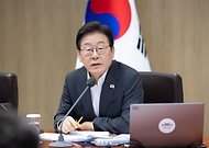 이재명 대통령이 29일 서울 용산 대통령실 청사에서 열린 국무회의에서 참석자들과 중대재해 반복 발생 근절 대책 관련 토론을 하고 있다.