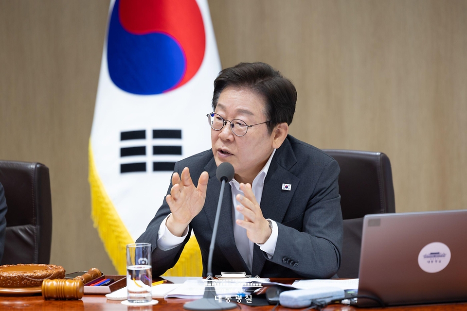 이재명 대통령이 29일 서울 용산 대통령실 청사에서 열린 국무회의에서 참석자들과 중대재해 반복 발생 근절 대책 관련 토론을 하고 있다.