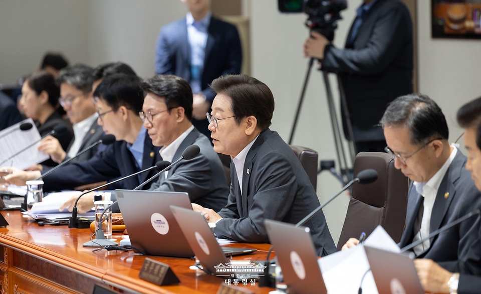 이재명 대통령이 29일 서울 용산 대통령실 청사에서 열린 국무회의에서 참석자들과 중대재해 반복 발생 근절 대책 관련 토론을 하고 있다.