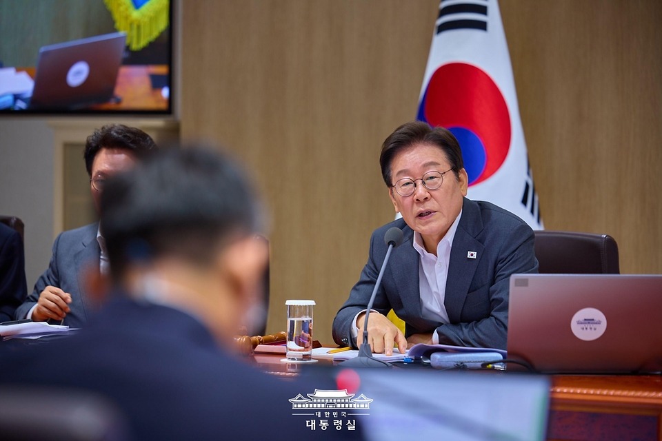 이재명 대통령이 29일 서울 용산 대통령실 청사에서 열린 국무회의에서 참석자들과 중대재해 반복 발생 근절 대책 관련 토론을 하고 있다.