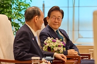 이재명 대통령이 30일 서울 용산 대통령실 청사에서 일한의원연맹 회장인 스가 요시히데 전 일본 총리를 접견하고 있다.