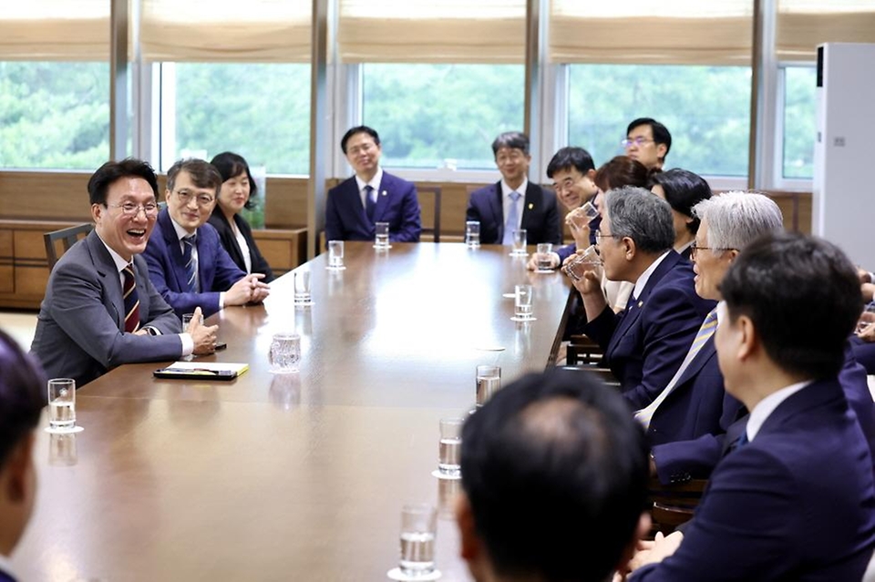 김민석 국무총리가 30일 세종 다솜로 정부세종청사에서 열린 차관급 임명장 수여식에서 임명장 전달 및 기념촬영을 하고 있다.