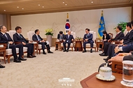 이재명 대통령이 30일 서울 용산 대통령실 청사에서 일한의원연맹 회장인 스가 요시히데 전 일본 총리 등 대표단을 접견하고 있다.