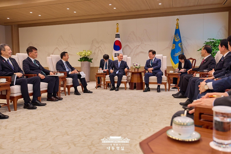 이재명 대통령이 30일 서울 용산 대통령실 청사에서 일한의원연맹 회장인 스가 요시히데 전 일본 총리 등 대표단을 접견하고 있다.
