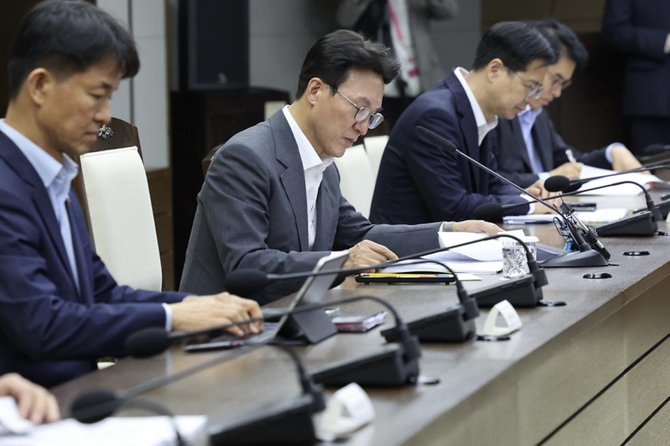 김민석 국무총리가 30일 세종 다솜로 정부세종청사에서 열린 국정현안관계장관회의를 주재, 모두발언을 하고 있다.