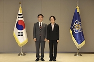 김민석 국무총리가 30일 세종 다솜로 정부세종청사에서 열린 차관급 임명장 수여식에서 임명장 전달 및 기념촬영을 하고 있다.