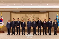 이재명 대통령이 30일 서울 용산 대통령실 청사에서 일한의원연맹 회장인 스가 요시히데 전 일본 총리 등 대표단과 접견하며 기념촬영을 하고 있다.