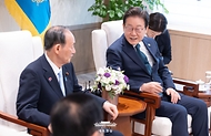 이재명 대통령이 30일 서울 용산 대통령실 청사에서 일한의원연맹 회장인 스가 요시히데 전 일본 총리를 접견하고 있다.