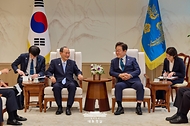 이재명 대통령이 30일 서울 용산 대통령실 청사에서 일한의원연맹 회장인 스가 요시히데 전 일본 총리를 접견하고 있다.
