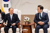 이재명 대통령이 30일 서울 용산 대통령실 청사에서 일한의원연맹 회장인 스가 요시히데 전 일본 총리를 접견하고 있다.