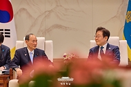이재명 대통령이 30일 서울 용산 대통령실 청사에서 일한의원연맹 회장인 스가 요시히데 전 일본 총리를 접견하고 있다.
