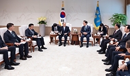 이재명 대통령이 30일 서울 용산 대통령실 청사에서 일한의원연맹 회장인 스가 요시히데 전 일본 총리 등 대표단을 접견하고 있다.