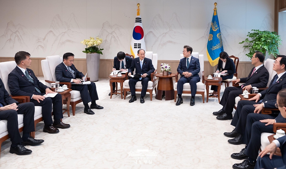 이재명 대통령이 30일 서울 용산 대통령실 청사에서 일한의원연맹 회장인 스가 요시히데 전 일본 총리 등 대표단을 접견하고 있다.