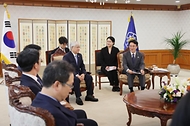 김민석 국무총리가 31일 서울 종로구 정부서울청사에서 한국국제교류재단의 초청으로 방한 중인 도 반 찌엔 베트남 조국전선 위원장을 접견하고 있다.