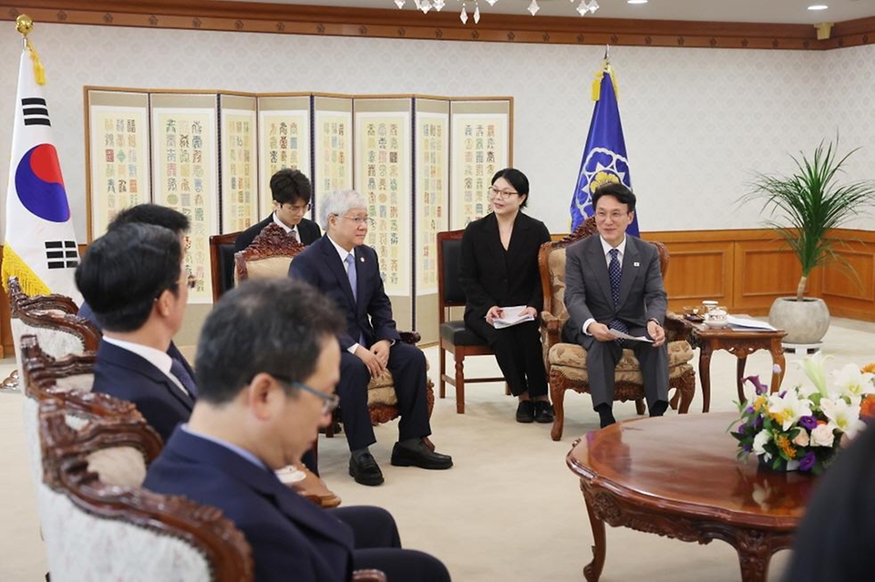 김민석 국무총리가 31일 서울 종로구 정부서울청사에서 한국국제교류재단의 초청으로 방한 중인 도 반 찌엔 베트남 조국전선 위원장을 접견하고 있다.