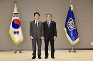 김민석 국무총리가 30일 세종 다솜로 정부세종청사에서 열린 차관급 임명장 수여식에서 임명장 전달 및 기념촬영을 하고 있다.