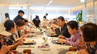 권오을 국가보훈부 장관이 30일 오전 서울시 구로구 더링크 호텔에서 열린 영웅의 도시락 6·25참전유공자 초청 오찬에 참석하여 6·25참전유공자 및 참전유공자의 남겨진 배우자들과 함께 오찬을 하고 있다.