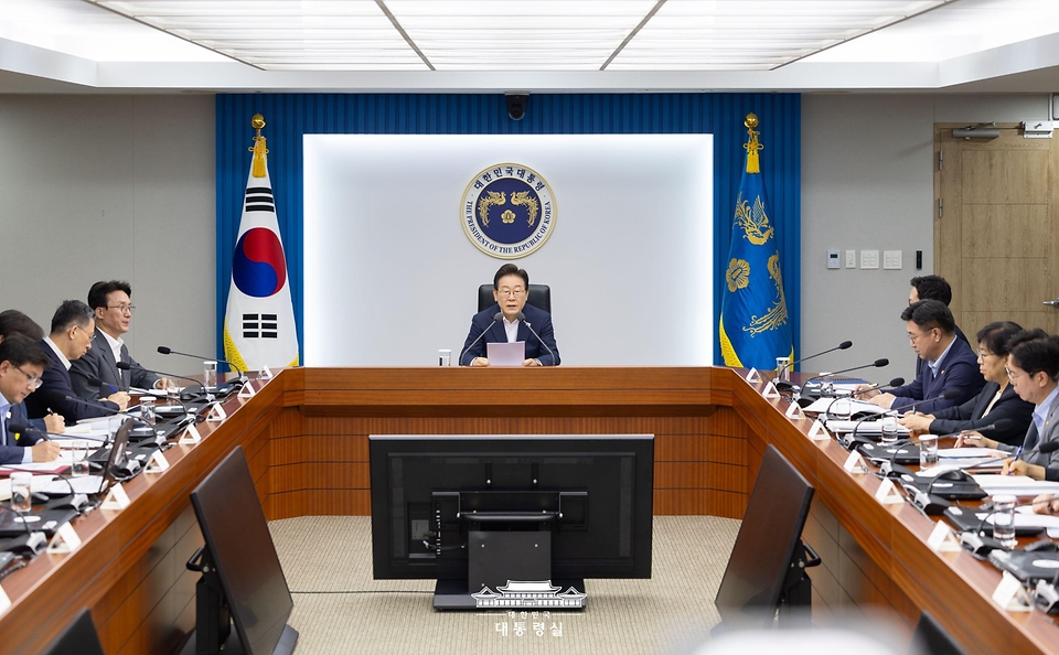이재명 대통령이 30일 서울 용산 대통령실 청사에서 열린 비상경제점검 태스크포스(TF) 3차 회의에서 발언하고 있다.