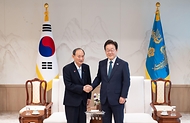 이재명 대통령이 30일 서울 용산 대통령실 청사에서 일한의원연맹 회장인 스가 요시히데 전 일본 총리를 접견하며 인사하고 있다.