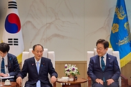 이재명 대통령이 30일 서울 용산 대통령실 청사에서 일한의원연맹 회장인 스가 요시히데 전 일본 총리를 접견하고 있다.
