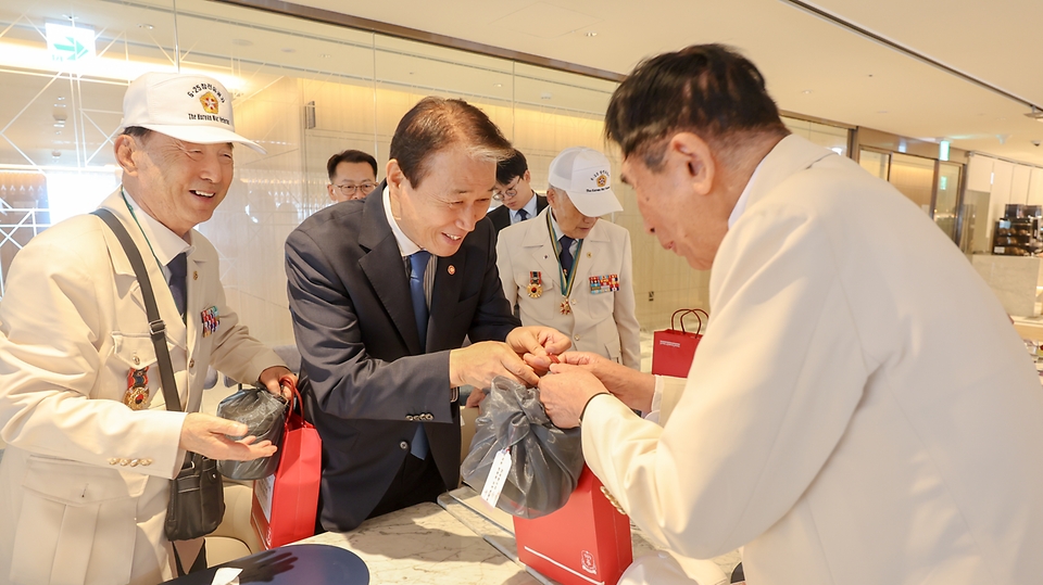 권오을 국가보훈부 장관이 30일 오전 서울시 구로구 더링크 호텔에서 열린 영웅의 도시락 6·25참전유공자 초청 오찬에 참석하여 감사선물을 전달하고 있다.