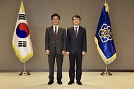 김민석 국무총리가 30일 세종 다솜로 정부세종청사에서 열린 차관급 임명장 수여식에서 임명장 전달 및 기념촬영을 하고 있다.