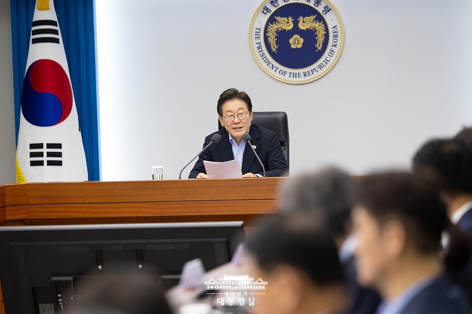 이재명 대통령이 31일 서울 용산 대통령실 청사에서 열린 6차 수석·보좌관 회의를 주재하고 있다.