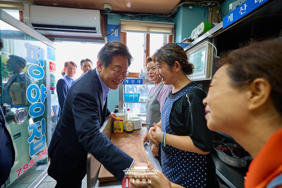 이재명 대통령이 31일 서울 용산 대통령실 인근 식당에서 참모진과 점심 식사 후 직원들과 인사하고 있다.