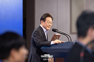 이재명 대통령이 31일 서울 종로구 정부서울청사에서 열린 '국민주권시대 공직자의 길' 고위공직자 워크숍에서 특강하고 있다.