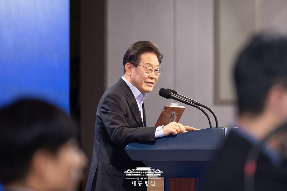 이재명 대통령이 31일 서울 종로구 정부서울청사에서 열린 '국민주권시대 공직자의 길' 고위공직자 워크숍에서 특강하고 있다.