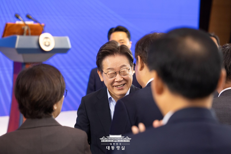 이재명 대통령이 31일 서울 종로구 정부서울청사에서 열린 '국민주권시대 공직자의 길' 고위공직자 워크숍에서 참석자들과 인사하고 있다.