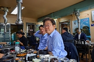이재명 대통령이 31일 서울 용산 대통령실 인근 식당에서 강훈식 대통령비서실장, 황인권 경호처장, 권혁기 의전비서관 등 참모진과 점심식사를 하고 있다.