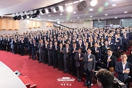 이재명 대통령이 31일 서울 종로구 정부서울청사에서 열린 '국민주권시대 공직자의 길' 고위공직자 워크숍에서 국기에 경례하고 있다.