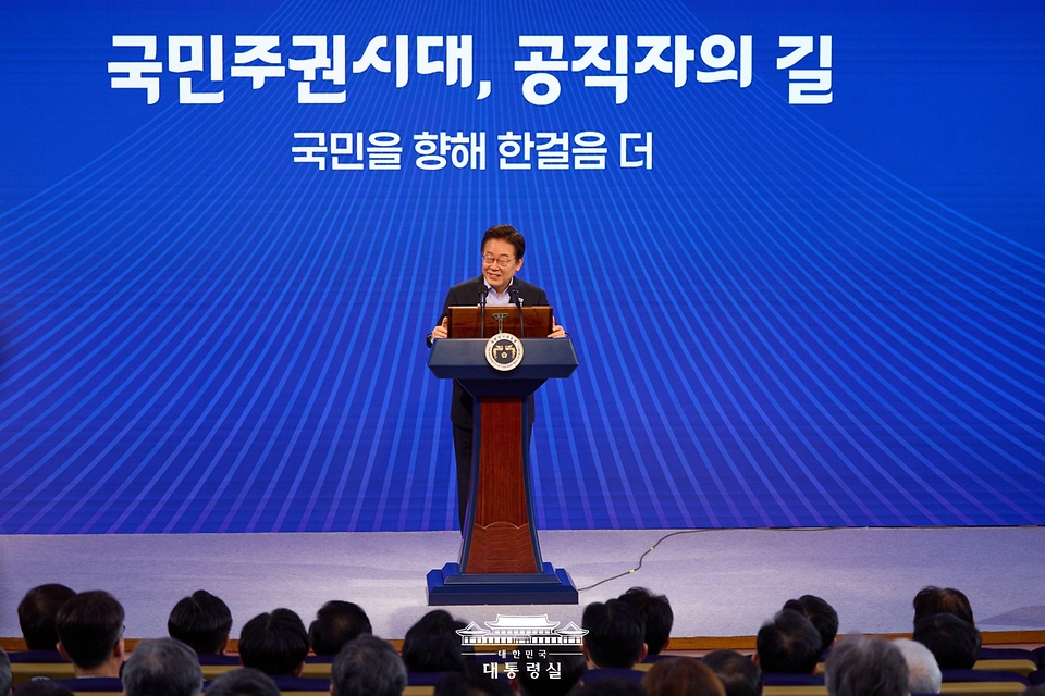 이재명 대통령이 31일 서울 종로구 정부서울청사에서 열린 '국민주권시대 공직자의 길' 고위공직자 워크숍에서 특강하고 있다.