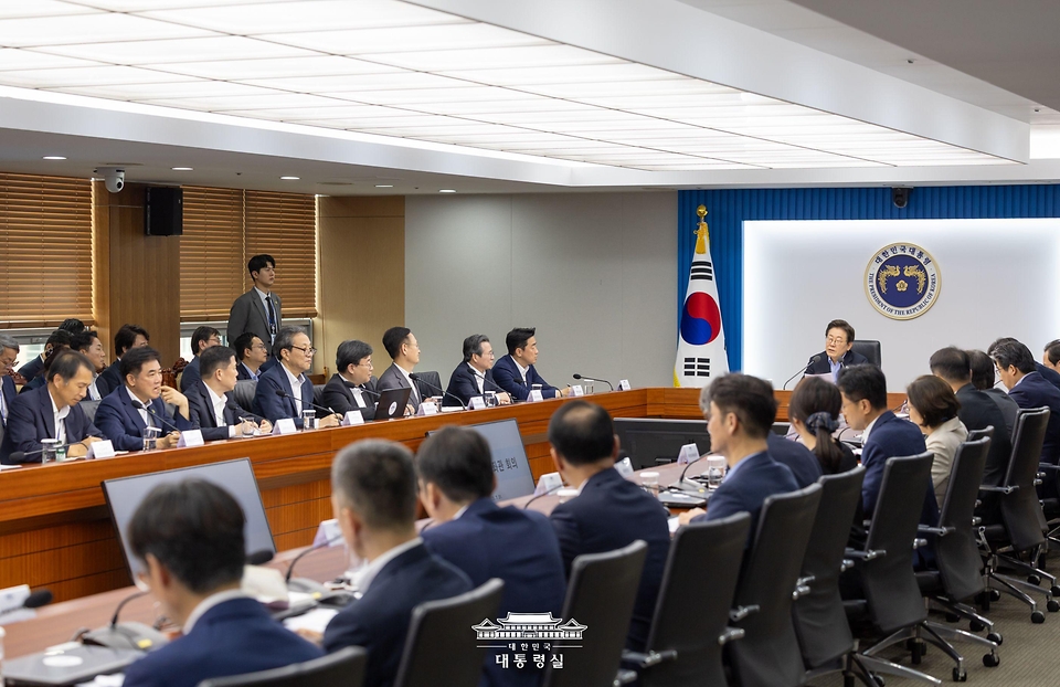 이재명 대통령이 31일 서울 용산 대통령실 청사에서 열린 6차 수석·보좌관 회의를 주재하고 있다.