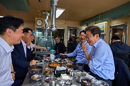 이재명 대통령이 31일 서울 용산 대통령실 인근 식당에서 강훈식 대통령비서실장, 황인권 경호처장, 권혁기 의전비서관 등 참모진과 점심식사를 하고 있다.